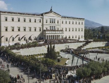 Χριστούγεννα 1909: Η καταστροφή των Ανακτόρων από την μεγάλη πυρκαγιά (φωτό)